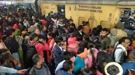 ഡൽഹി റെയിൽവേ സ്റ്റേഷനിൽ തിക്കിലും തിരക്കിലും 18 മരണം:മരിച്ചവരിൽ 5 കുട്ടികളും ഡൽഹി റെയിൽവേ സ്റ്റേഷനിൽ തിക്കിലും തിരക്കിലും 18 മരണം:മരിച്ചവരിൽ 5 കുട്ടികളും