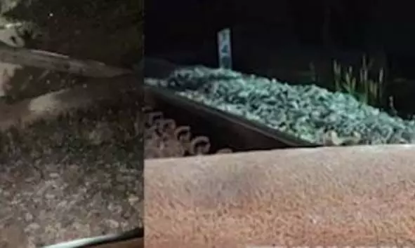 റെയില്വേ പാളത്തിന് കുറുകെ ടെലിഫോണ് പോസ്റ്റ്; മാറ്റിയപ്പോള് വീണ്ടും വച്ചു; അട്ടിമറി ശ്രമമെന്ന് പൊലീസ് റെയില്വേ പാളത്തിന് കുറുകെ ടെലിഫോണ് പോസ്റ്റ്; മാറ്റിയപ്പോള് വീണ്ടും വച്ചു; അട്ടിമറി ശ്രമമെന്ന് പൊലീസ്