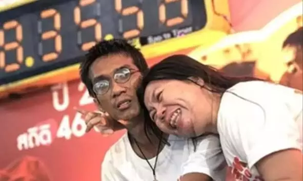 58 മണിക്കൂറും 35 മിനിറ്റും ചുംബിച്ചുകൊണ്ട് ഗിന്നസ് റെക്കോര്ഡ് നേടിയ ദമ്പതികള് വേര്പിരിഞ്ഞു; വിശ്വസിക്കാനാകാതെ ആരാധകര് 58 മണിക്കൂറും 35 മിനിറ്റും ചുംബിച്ചുകൊണ്ട് ഗിന്നസ് റെക്കോര്ഡ് നേടിയ ദമ്പതികള് വേര്പിരിഞ്ഞു; വിശ്വസിക്കാനാകാതെ ആരാധകര്