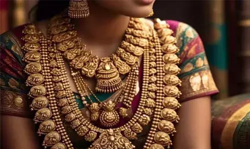 സംസ്ഥാനത്ത് സ്വര്ണത്തിന് വ്യത്യസ്ത നിരക്ക്; കണ്ഫ്യൂഷനില് ഉപഭോക്താക്കള് സംസ്ഥാനത്ത് സ്വര്ണത്തിന് വ്യത്യസ്ത നിരക്ക്; കണ്ഫ്യൂഷനില് ഉപഭോക്താക്കള്