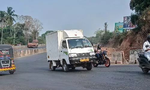 കുമ്പള ടൗണില് ട്രാഫിക് പോയിന്റില്ല; വാഹനങ്ങള് ദിശ തെറ്റി ഓടുന്നത് അപകടഭീഷണിയാവുന്നു കുമ്പള ടൗണില് ട്രാഫിക് പോയിന്റില്ല; വാഹനങ്ങള് ദിശ തെറ്റി ഓടുന്നത് അപകടഭീഷണിയാവുന്നു