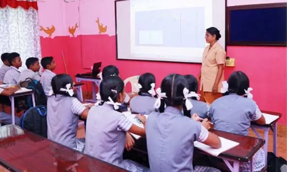 വിദ്യാര്ഥികളെ വട്ടം കറക്കി ഫിസിക്സ് പരീക്ഷ വിദ്യാര്ഥികളെ വട്ടം കറക്കി ഫിസിക്സ് പരീക്ഷ