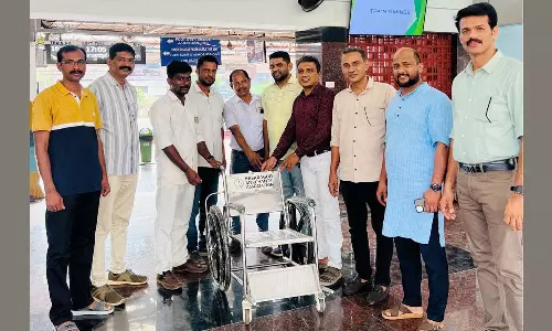 കാസര്കോട് മര്ച്ചന്റ്സ് അസോസിയേഷന് റെയില്വെ സ്റ്റേഷനിലേക്ക് വീല്ചെയര് നല്കി കാസര്കോട് മര്ച്ചന്റ്സ് അസോസിയേഷന് റെയില്വെ സ്റ്റേഷനിലേക്ക് വീല്ചെയര് നല്കി