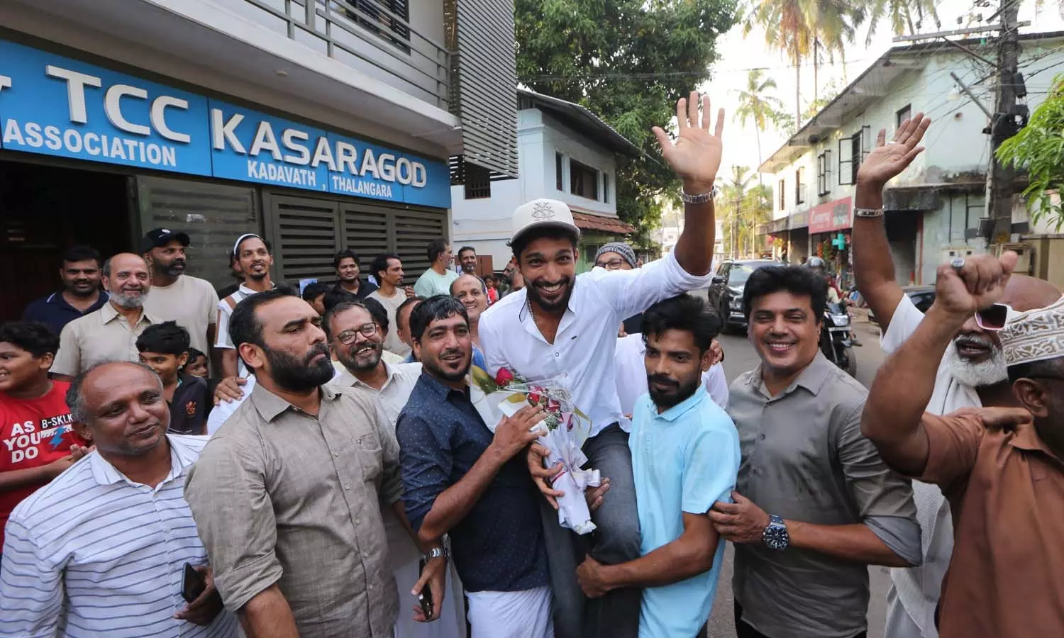 ജന്മനാടിന്റെ സ്‌നേഹവായ്പിലേക്ക് അസ്ഹറുദ്ദീന്‍ വന്നിറങ്ങി, ഉജ്ജ്വല വരവേല്‍പ്പ്