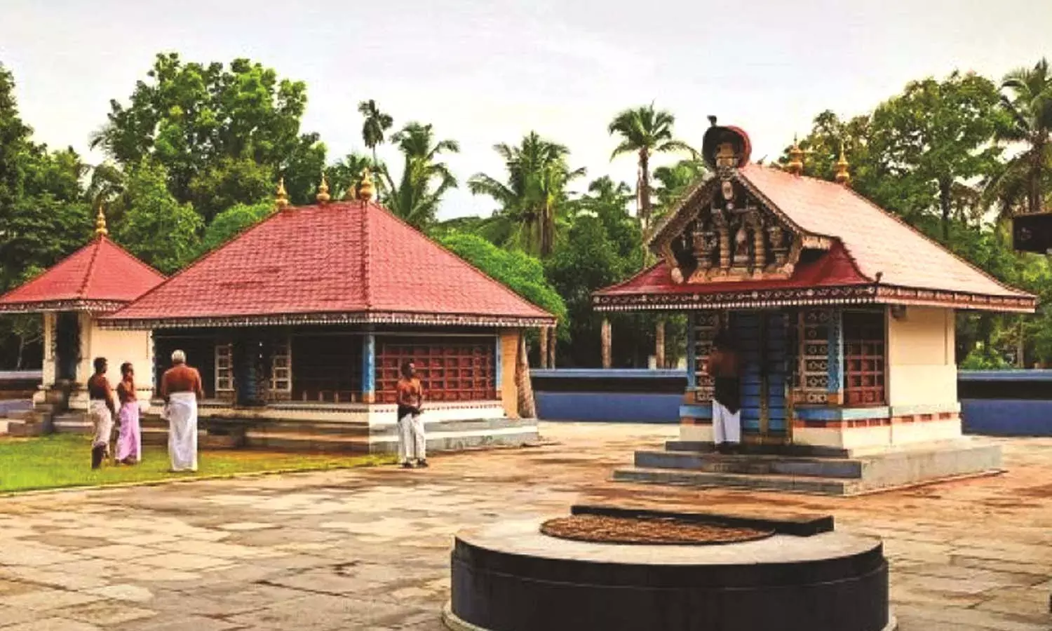 സൗഹാര്‍ദ്ദത്തിന്റെ ഉത്സവമായി രാമവില്യം പെരുങ്കളിയാട്ടം