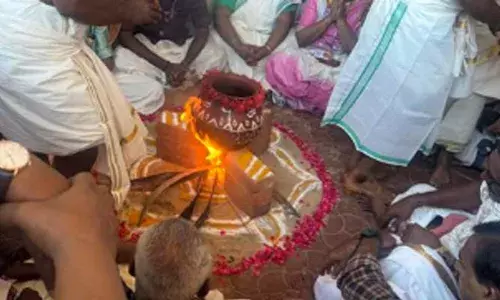 ആറ്റുകാല്‍ അമ്മയ്ക്ക് പൊങ്കാല അര്‍പ്പിക്കാന്‍ എത്തിയത് ആയിരങ്ങള്‍: പണ്ടാര അടുപ്പില്‍ തീ പകര്‍ന്നു