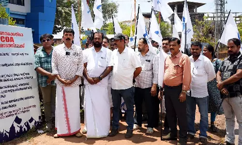 ജില്ലാ വൈദ്യുതി ഭവനിലേക്ക് സി.ഒ.എ പ്രതിഷേധ മാര്ച്ച് നടത്തി ജില്ലാ വൈദ്യുതി ഭവനിലേക്ക് സി.ഒ.എ പ്രതിഷേധ മാര്ച്ച് നടത്തി