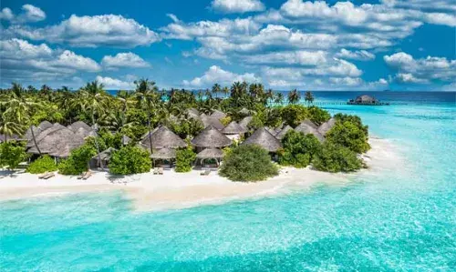 കണ്ണെത്താ ദൂരത്തില്‍ പരന്നു കിടക്കുന്ന നീലനിറത്തിലുള്ള തെളിഞ്ഞ കടലും പ്രകൃതിയോട് ചേര്‍ന്നുള്ള റിസോര്‍ട്ടുകളും ആഢംബര സൗകര്യങ്ങളും തികഞ്ഞ ഒരു കൊച്ചു സ്വര്‍ഗ്ഗം; മാലി ദ്വീപിലേക്ക് യാത്ര പോയാലോ?