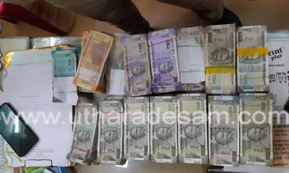 മഞ്ചേശ്വരത്ത് അപകടത്തില്പെട്ട കാറില് നിന്ന് കാല്കോടിയോളം രൂപ കണ്ടെത്തി; കൂടുതല് അന്വേഷണം മഞ്ചേശ്വരത്ത് അപകടത്തില്പെട്ട കാറില് നിന്ന് കാല്കോടിയോളം രൂപ കണ്ടെത്തി; കൂടുതല് അന്വേഷണം