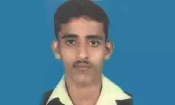 ബന്തിയോട് ഡിവൈഡറിലിടിച്ച ബൈക്ക് യാത്രക്കാരന് റോഡിലേക്ക് തെറിച്ചുവീണ് ലോറി കയറി മരിച്ചു ബന്തിയോട് ഡിവൈഡറിലിടിച്ച ബൈക്ക് യാത്രക്കാരന് റോഡിലേക്ക് തെറിച്ചുവീണ് ലോറി കയറി മരിച്ചു