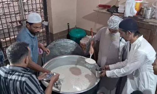 നോമ്പുകാരുടെ മനം നിറച്ച് തെരുവത്ത് മാതൃക: നെയ്ക്കഞ്ഞിക്ക് എഴുപതിന്റെ പരിമളം; 17 വര്ഷങ്ങള് പിന്നിട്ട് ട്രെയിന് യാത്രക്കാര്ക്കുള്ള നോമ്പ് തുറ കിറ്റ് വിതരണം നോമ്പുകാരുടെ മനം നിറച്ച് തെരുവത്ത് മാതൃക: നെയ്ക്കഞ്ഞിക്ക് എഴുപതിന്റെ പരിമളം; 17 വര്ഷങ്ങള് പിന്നിട്ട് ട്രെയിന് യാത്രക്കാര്ക്കുള്ള നോമ്പ് തുറ കിറ്റ് വിതരണം