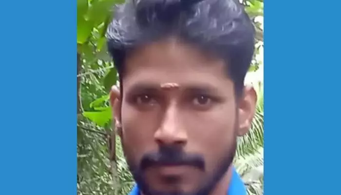അമ്മ മരിച്ചതിലുള്ള മനോവിഷമത്തില് കഴിയുകയായിരുന്ന യുവാവിനെ തൂങ്ങിമരിച്ച നിലയില് കണ്ടെത്തി അമ്മ മരിച്ചതിലുള്ള മനോവിഷമത്തില് കഴിയുകയായിരുന്ന യുവാവിനെ തൂങ്ങിമരിച്ച നിലയില് കണ്ടെത്തി