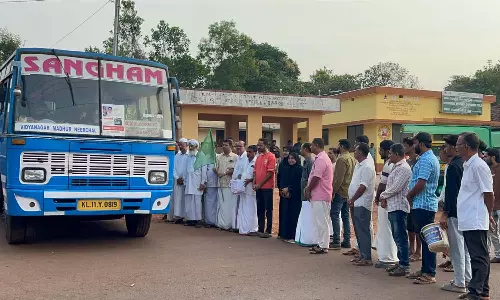 അധ്യാപകന്റെ ചികിത്സാ സഹായത്തിന് കാരുണ്യയാത്ര നടത്തി സംഗം ബസ് അധ്യാപകന്റെ ചികിത്സാ സഹായത്തിന് കാരുണ്യയാത്ര നടത്തി സംഗം ബസ്