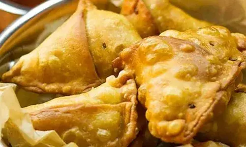 സൂപ്പര് ടേസ്റ്റില് ചിക്കന് സമൂസ തയ്യാറാക്കിയാലോ സൂപ്പര് ടേസ്റ്റില് ചിക്കന് സമൂസ തയ്യാറാക്കിയാലോ