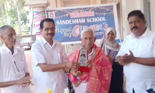 കെ.വി. കുമാരന് മാസ്റ്ററെ ആദരിച്ചു കെ.വി. കുമാരന് മാസ്റ്ററെ ആദരിച്ചു