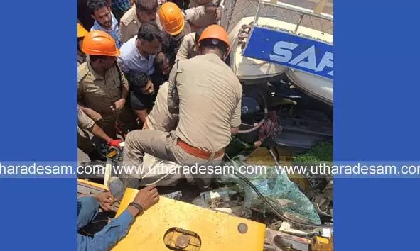 ദേശീയപാത പ്രവൃത്തിക്ക് വേണ്ടി നിര്ത്തിയിട്ട ക്രെയിനില് പിക്കപ്പ് വാനിടിച്ച് ഡ്രൈവറുടെ ഇരുകാലുകള്ക്കും ഗുരുതര പരിക്ക് ദേശീയപാത പ്രവൃത്തിക്ക് വേണ്ടി നിര്ത്തിയിട്ട ക്രെയിനില് പിക്കപ്പ് വാനിടിച്ച് ഡ്രൈവറുടെ ഇരുകാലുകള്ക്കും ഗുരുതര പരിക്ക്