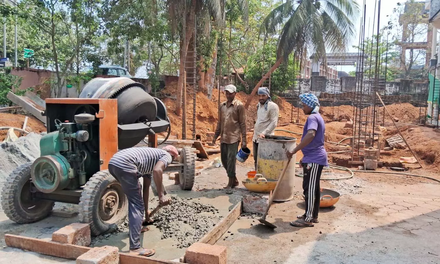 കാസര്കോട് നഗരസഭയുടെ പുതിയ കോണ്ഫറന്സ് ഹാള് പ്രവൃത്തി പുരോഗമിക്കുന്നു കാസര്കോട് നഗരസഭയുടെ പുതിയ കോണ്ഫറന്സ് ഹാള് പ്രവൃത്തി പുരോഗമിക്കുന്നു