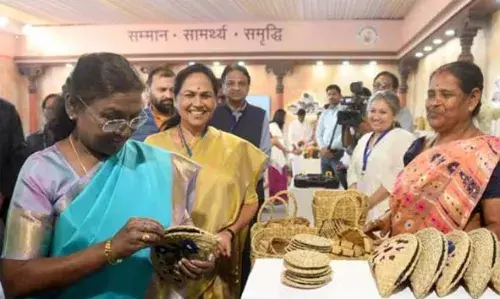 PAPLA | ഉദ്യം ഉത്സവ്; 72 സംരഭകരില് താരമായി നീലേശ്വരത്തെ പാള ഉല്പന്നങ്ങള് നിര്മിക്കുന്ന പാപ് ല; അഭിമാനത്തോടെ ശരണ്യയും ദേവകുമാറും PAPLA | ഉദ്യം ഉത്സവ്; 72 സംരഭകരില് താരമായി നീലേശ്വരത്തെ പാള ഉല്പന്നങ്ങള് നിര്മിക്കുന്ന പാപ് ല; അഭിമാനത്തോടെ ശരണ്യയും ദേവകുമാറും