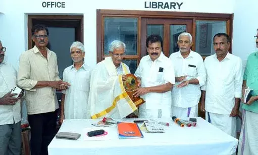 HONOURED | കേന്ദ്ര സാഹിത്യ അക്കാദമി അവാര്‍ഡ് നേടിയ കെ.വി കുമാരന്‍ മാസ്റ്ററെ ആദരിച്ചു