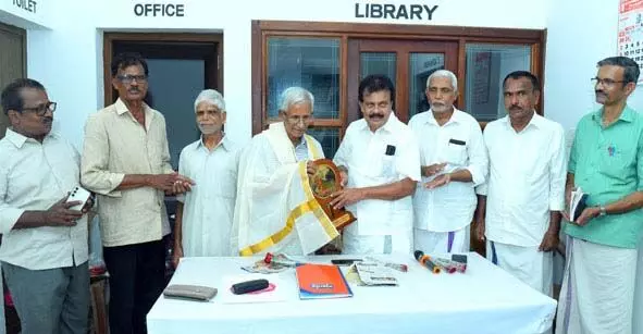 HONOURED | കേന്ദ്ര സാഹിത്യ അക്കാദമി അവാര്ഡ് നേടിയ കെ.വി കുമാരന് മാസ്റ്ററെ ആദരിച്ചു HONOURED | കേന്ദ്ര സാഹിത്യ അക്കാദമി അവാര്ഡ് നേടിയ കെ.വി കുമാരന് മാസ്റ്ററെ ആദരിച്ചു
