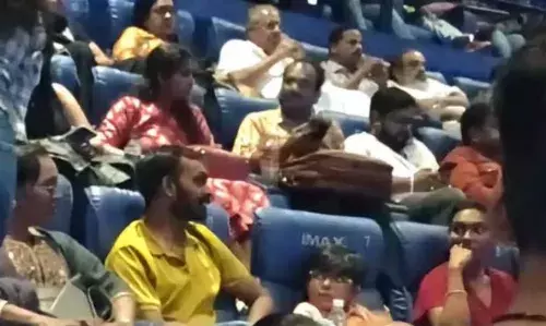 EMPURAAN | വിവാദങ്ങള്ക്കിടെ മുഖ്യമന്ത്രി പിണറായി വിജയനും കുടുംബവും എമ്പുരാന് കണ്ടു EMPURAAN | വിവാദങ്ങള്ക്കിടെ മുഖ്യമന്ത്രി പിണറായി വിജയനും കുടുംബവും എമ്പുരാന് കണ്ടു