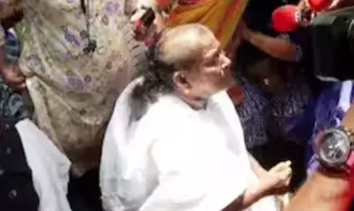 PROTEST | സമരം 50 ദിവസം പിന്നിട്ടിട്ടും മുഖംതിരിച്ച് സര്‍ക്കാര്‍; ഒട്ടും പിന്നോട്ടില്ലാതെ തലമുണ്ഡനം ചെയ്തും, മുടി മുറിച്ചും പ്രതിഷേധം കടുപ്പിച്ച് ആശാ വര്‍ക്കര്‍മാര്‍