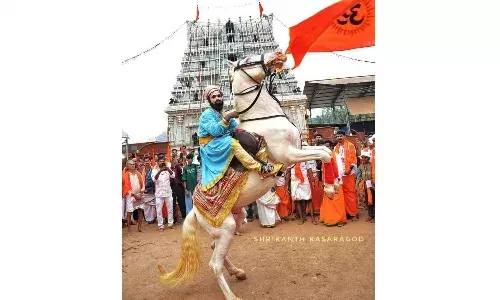 TEMPLE FEST | കാഴ്ചവരവില് കൗതുക കാഴ്ചയായി കുതിരപ്പുറത്തേറിയുള്ള ശിവജി മഹരാജ് TEMPLE FEST | കാഴ്ചവരവില് കൗതുക കാഴ്ചയായി കുതിരപ്പുറത്തേറിയുള്ള ശിവജി മഹരാജ്