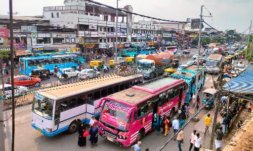 TRAFFIC JAM | കോട്ടച്ചേരി ബസ്സ്റ്റാന്റ് അടച്ചിട്ടു; നഗരത്തില് ഗതാഗതക്കുരുക്ക് രൂക്ഷം TRAFFIC JAM | കോട്ടച്ചേരി ബസ്സ്റ്റാന്റ് അടച്ചിട്ടു; നഗരത്തില് ഗതാഗതക്കുരുക്ക് രൂക്ഷം