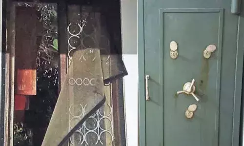 ROBBERY | മംഗളൂരുവില് എട്ട് നായ്ക്കളും 16 സിസിടിവികളും ഉള്ള വീടിന്റെ ജനല്കമ്പികള് വളച്ച് അകത്തുകടന്ന മോഷ്ടാക്കള് 80 ലക്ഷം രൂപയുടെ സ്വര്ണ്ണം കൊള്ളയടിച്ചു ROBBERY | മംഗളൂരുവില് എട്ട് നായ്ക്കളും 16 സിസിടിവികളും ഉള്ള വീടിന്റെ ജനല്കമ്പികള് വളച്ച് അകത്തുകടന്ന മോഷ്ടാക്കള് 80 ലക്ഷം രൂപയുടെ സ്വര്ണ്ണം കൊള്ളയടിച്ചു