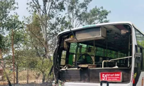 ACCIDENT| മംഗളൂരു സര്വകലാശാലയുടെ വനിതാ ഹോസ്റ്റലിന് സമീപം വന്തീപിടുത്തം; പുക നിറഞ്ഞ് കാഴ്ച മറഞ്ഞതോടെ രണ്ട് ബസുകള് തമ്മില് കൂട്ടിയിടിച്ചു; നിരവധി പേര്ക്ക് പരിക്ക് ACCIDENT| മംഗളൂരു സര്വകലാശാലയുടെ വനിതാ ഹോസ്റ്റലിന് സമീപം വന്തീപിടുത്തം; പുക നിറഞ്ഞ് കാഴ്ച മറഞ്ഞതോടെ രണ്ട് ബസുകള് തമ്മില് കൂട്ടിയിടിച്ചു; നിരവധി പേര്ക്ക് പരിക്ക്