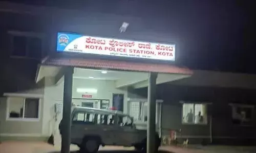 വ്യാജബലാത്സംഗ പരാതി നല്കുമെന്ന് ഭീഷണിപ്പെടുത്തി അഭിഭാഷകനില് നിന്നും പണം തട്ടിയെടുത്തു; 2 പേര്ക്കെതിരെ കേസ് വ്യാജബലാത്സംഗ പരാതി നല്കുമെന്ന് ഭീഷണിപ്പെടുത്തി അഭിഭാഷകനില് നിന്നും പണം തട്ടിയെടുത്തു; 2 പേര്ക്കെതിരെ കേസ്