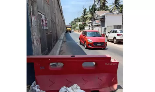 മൊഗ്രാലില് സര്വീസ് റോഡിലെ ഹമ്പ് ഒഴിവാക്കി ബാരിക്കേട് സ്ഥാപിച്ചു; അപകടസാധ്യതയെന്ന് നാട്ടുകാര് മൊഗ്രാലില് സര്വീസ് റോഡിലെ ഹമ്പ് ഒഴിവാക്കി ബാരിക്കേട് സ്ഥാപിച്ചു; അപകടസാധ്യതയെന്ന് നാട്ടുകാര്