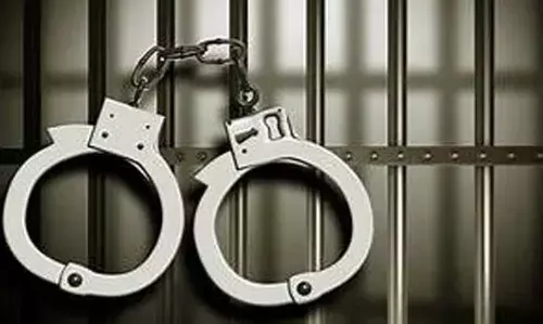 മുന്നാട്ട് യുവതിയെ കടയ്ക്കകത്ത് കയറി പെട്രോള്‍ ഒഴിച്ച് തീകൊളുത്തി: നില അതീവ ഗുരുതരം