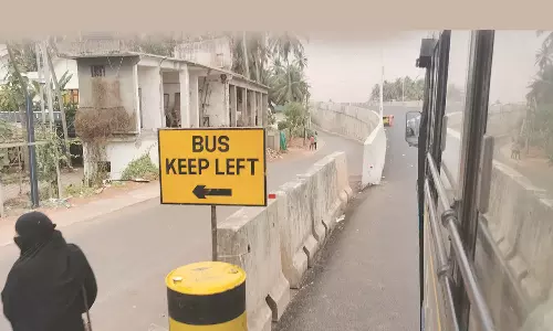 സര്വീസ് റോഡില് കയറാതെ കെ.എസ്.ആ.ര്.ടി.സി. ബസുകള് ദേശീയപാതയിലൂടെ ഓടുന്നതായി പരാതി; യാത്രക്കാര്ക്ക് ദുരിതം സര്വീസ് റോഡില് കയറാതെ കെ.എസ്.ആ.ര്.ടി.സി. ബസുകള് ദേശീയപാതയിലൂടെ ഓടുന്നതായി പരാതി; യാത്രക്കാര്ക്ക് ദുരിതം