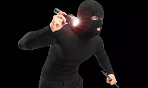 കാസര്കോട്ട് വീട്ടില് കടന്ന മോഷ്ടാവ് ഒരു ലക്ഷം രൂപയുമായി സ്ഥലം വിട്ടു കാസര്കോട്ട് വീട്ടില് കടന്ന മോഷ്ടാവ് ഒരു ലക്ഷം രൂപയുമായി സ്ഥലം വിട്ടു