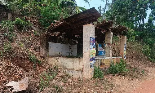 മേല്ക്കൂര തകര്ന്ന്, കാട് മൂടി ഏത് നിമിഷവും ഇടിഞ്ഞുവീഴാറായ നിലയില് ബസ് കാത്തിരിപ്പ് കേന്ദ്രം മേല്ക്കൂര തകര്ന്ന്, കാട് മൂടി ഏത് നിമിഷവും ഇടിഞ്ഞുവീഴാറായ നിലയില് ബസ് കാത്തിരിപ്പ് കേന്ദ്രം