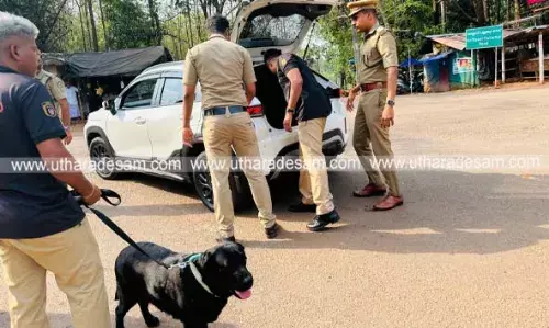 പൊലീസും എക് സൈസും സംയുക്ത പരിശോധനക്കിറങ്ങി; രേഖകളില്ലാതെ വാഹനത്തില് സൂക്ഷിച്ച 18 ലക്ഷം രൂപ പിടിച്ചെടുത്തു പൊലീസും എക് സൈസും സംയുക്ത പരിശോധനക്കിറങ്ങി; രേഖകളില്ലാതെ വാഹനത്തില് സൂക്ഷിച്ച 18 ലക്ഷം രൂപ പിടിച്ചെടുത്തു