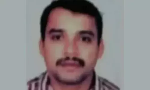 സ്‌കൂള്‍ ജീവനക്കാരുടെ വാട്സ് ആപ്പ് ഗ്രൂപ്പില്‍ ശബ്ദസന്ദേശം; പിന്നാലെ അധ്യാപകനെ വീടിനുള്ളില്‍ തൂങ്ങി മരിച്ച നിലയില്‍ കണ്ടെത്തി