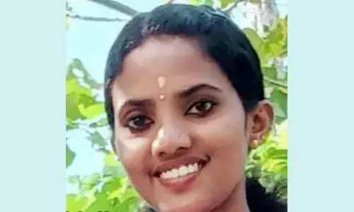 പലചരക്ക് കടയില് കയറി തമിഴ് നാട് സ്വദേശി തീകൊളുത്തിയ യുവതി മരിച്ചു പലചരക്ക് കടയില് കയറി തമിഴ് നാട് സ്വദേശി തീകൊളുത്തിയ യുവതി മരിച്ചു