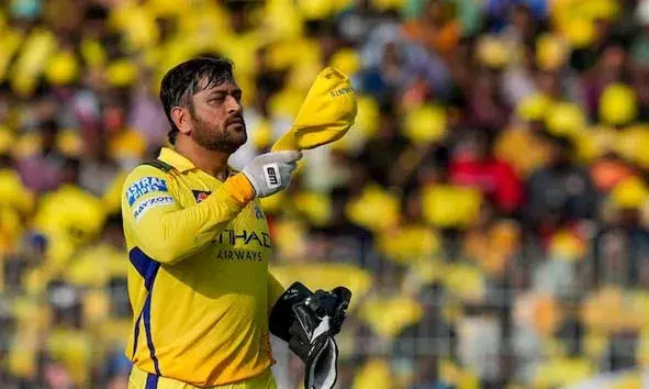 ഫിറ്റ് നസിനെ കുറിച്ച് സംശയങ്ങള് ഉന്നയിച്ചവര്ക്കുള്ള മറുപടി; മാന് ഓഫ് ദി മാച്ച് പുരസ്കാരം നേടുന്ന പ്രായം കൂടിയ താരമായി എം.എസ് ധോണി ഫിറ്റ് നസിനെ കുറിച്ച് സംശയങ്ങള് ഉന്നയിച്ചവര്ക്കുള്ള മറുപടി; മാന് ഓഫ് ദി മാച്ച് പുരസ്കാരം നേടുന്ന പ്രായം കൂടിയ താരമായി എം.എസ് ധോണി