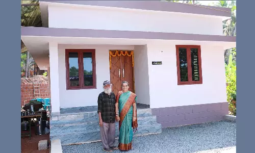 അടച്ചുറപ്പുള്ള വീട്ടില് വിഷു ആഘോഷിച്ച് നളിനി-ദേജുനായിക് ദമ്പതികള് അടച്ചുറപ്പുള്ള വീട്ടില് വിഷു ആഘോഷിച്ച് നളിനി-ദേജുനായിക് ദമ്പതികള്