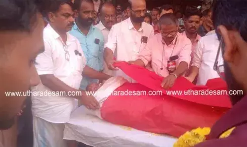 രമിതക്ക് നാട് കണ്ണീരോടെ യാത്രാ മൊഴി നല്കി; അന്ത്യോപചാരമര്പ്പിച്ച് ജനപ്രതിനിധികളും നേതാക്കളും രമിതക്ക് നാട് കണ്ണീരോടെ യാത്രാ മൊഴി നല്കി; അന്ത്യോപചാരമര്പ്പിച്ച് ജനപ്രതിനിധികളും നേതാക്കളും