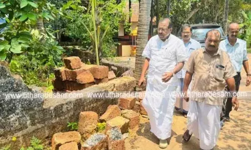 ഭരണത്തിന്റെ മറവില് സി.പി.എം തേര്വാഴ്ച നടത്തുന്നു; ആവിക്കരയില് അക്രമത്തിനിരയായ കോണ്ഗ്രസ് പ്രവര്ത്തകന്റെ വീട് സന്ദര്ശിച്ച് രാജ് മോഹന് ഉണ്ണിത്താന് എം.പി ഭരണത്തിന്റെ മറവില് സി.പി.എം തേര്വാഴ്ച നടത്തുന്നു; ആവിക്കരയില് അക്രമത്തിനിരയായ കോണ്ഗ്രസ് പ്രവര്ത്തകന്റെ വീട് സന്ദര്ശിച്ച് രാജ് മോഹന് ഉണ്ണിത്താന് എം.പി