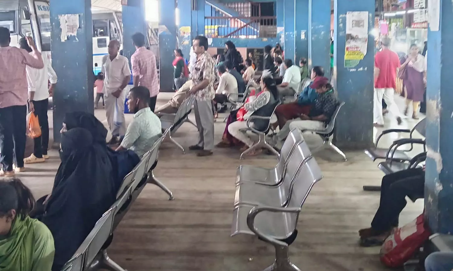 വേനല്‍ മഴയില്‍ ചൂടിന് കുറവില്ല; കാസര്‍കോട് കെ.എസ്.ആര്‍.ടി.സി. ഡിപ്പോയില്‍ ബസ് കാത്തുനില്‍ക്കുന്നവര്‍ വിയര്‍ത്തൊലിക്കുന്നു