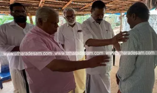 ടിന്നര് ആക്രമണത്തിന് ഇരയായി മരിച്ച രമിതയുടെ വീട് സന്ദര്ശിച്ച് കുടുംബാംഗങ്ങളെ ആശ്വസിപ്പിച്ച് സി.പി.എം നേതാക്കള് ടിന്നര് ആക്രമണത്തിന് ഇരയായി മരിച്ച രമിതയുടെ വീട് സന്ദര്ശിച്ച് കുടുംബാംഗങ്ങളെ ആശ്വസിപ്പിച്ച് സി.പി.എം നേതാക്കള്