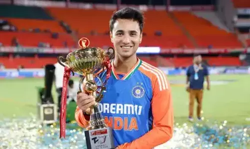 ഈ വര്ഷത്തെ ബി.സി.സി.ഐ യുടെ വാര്ഷിക കരാറില് പുതുമുഖങ്ങള് ഇടംപിടിച്ചേക്കും; അഭിഷേക് ശര്മ്മ, നിതീഷ് റെഡ്ഡി, ഹര്ഷിത് റാണ എന്നിവര്ക്ക് സാധ്യത ഈ വര്ഷത്തെ ബി.സി.സി.ഐ യുടെ വാര്ഷിക കരാറില് പുതുമുഖങ്ങള് ഇടംപിടിച്ചേക്കും; അഭിഷേക് ശര്മ്മ, നിതീഷ് റെഡ്ഡി, ഹര്ഷിത് റാണ എന്നിവര്ക്ക് സാധ്യത