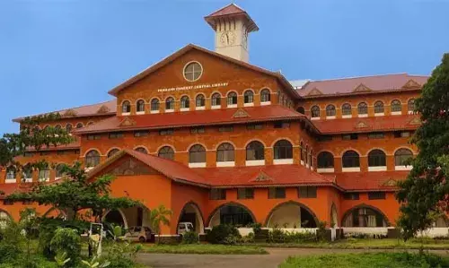 കണ്ണൂര് യൂനിവേഴ്സിറ്റിയിലെ ചോദ്യപേപ്പര് ചോര്ന്നത് പാലക്കുന്ന് ഗ്രീന്വുഡ് കോളേജില് നിന്നും; അധ്യാപകര് വാട്സാപ്പ് വഴി ചോര്ത്തിയെന്ന് കണ്ടെത്തല് കണ്ണൂര് യൂനിവേഴ്സിറ്റിയിലെ ചോദ്യപേപ്പര് ചോര്ന്നത് പാലക്കുന്ന് ഗ്രീന്വുഡ് കോളേജില് നിന്നും; അധ്യാപകര് വാട്സാപ്പ് വഴി ചോര്ത്തിയെന്ന് കണ്ടെത്തല്