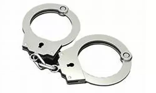 കരിന്തളം സഹകരണ ബാങ്കില് വ്യാജസ്വര്ണ്ണം പണയം വെച്ച് പണം തട്ടാന് ശ്രമിച്ച കേസില് രണ്ട് പ്രതികള് അറസ്റ്റില് കരിന്തളം സഹകരണ ബാങ്കില് വ്യാജസ്വര്ണ്ണം പണയം വെച്ച് പണം തട്ടാന് ശ്രമിച്ച കേസില് രണ്ട് പ്രതികള് അറസ്റ്റില്