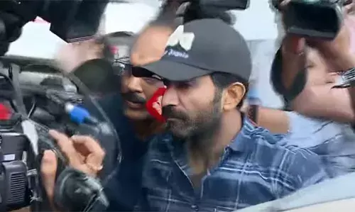 നിര്ദേശിച്ചതിനും അരമണിക്കൂര് മുമ്പുതന്നെ പൊലീസ് സ്റ്റേഷനില് ഹാജരായി നടന് ഷൈന് ടോം ചാക്കോ നിര്ദേശിച്ചതിനും അരമണിക്കൂര് മുമ്പുതന്നെ പൊലീസ് സ്റ്റേഷനില് ഹാജരായി നടന് ഷൈന് ടോം ചാക്കോ