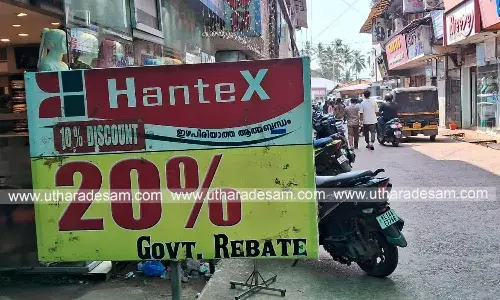 ഇരുചക്ര വാഹനങ്ങളുടെ പാര്ക്കിംഗും ബോര്ഡുകളും; ക്രോസ് റോഡില് കാല്നട യാത്രക്കാര്ക്ക് ദുരിതം ഇരുചക്ര വാഹനങ്ങളുടെ പാര്ക്കിംഗും ബോര്ഡുകളും; ക്രോസ് റോഡില് കാല്നട യാത്രക്കാര്ക്ക് ദുരിതം